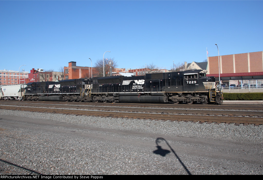 NS 7229 leads train 39G east
